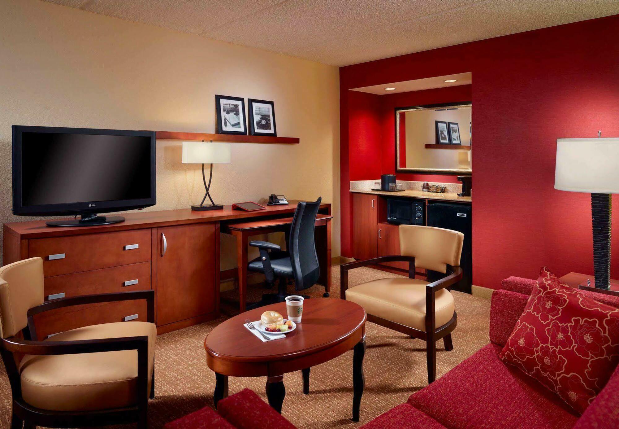 Courtyard By Marriott Savannah Midtown Exterior photo